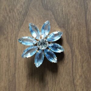 Vintage crystal rhinestone daisy floral pin blue gold tone lapel